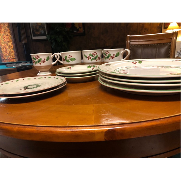 Vintage White Christmas dish set - Picture 11 of 15